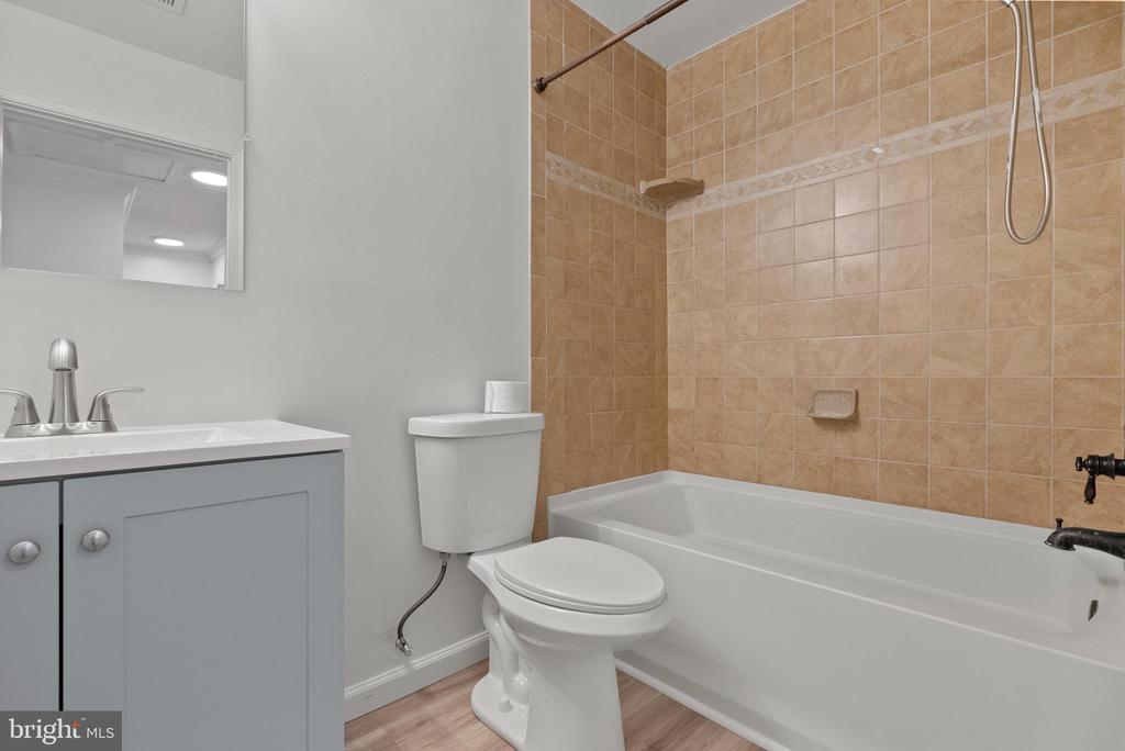 14 Coachlight Dr