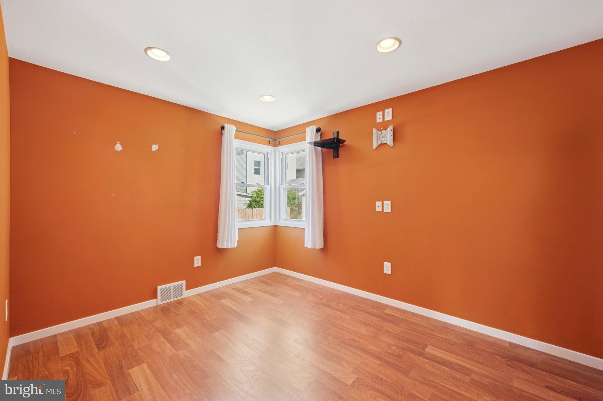 607 W WINTHROP AVENUE