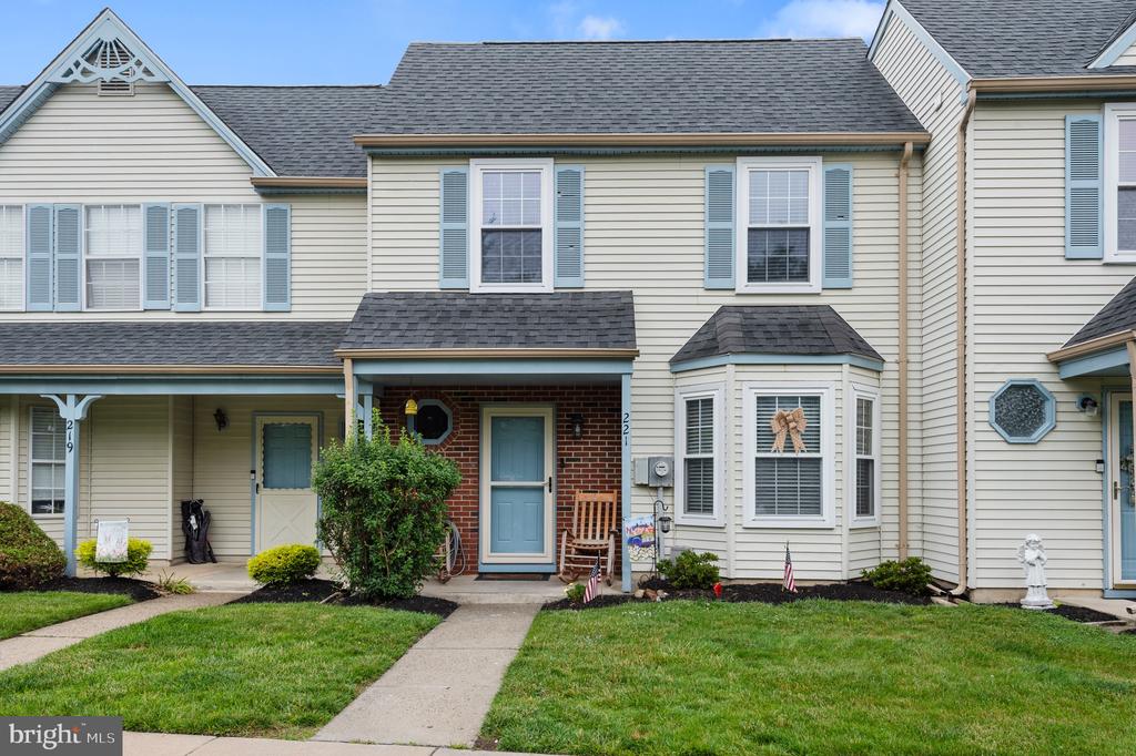 221 KNOLL DRIVE