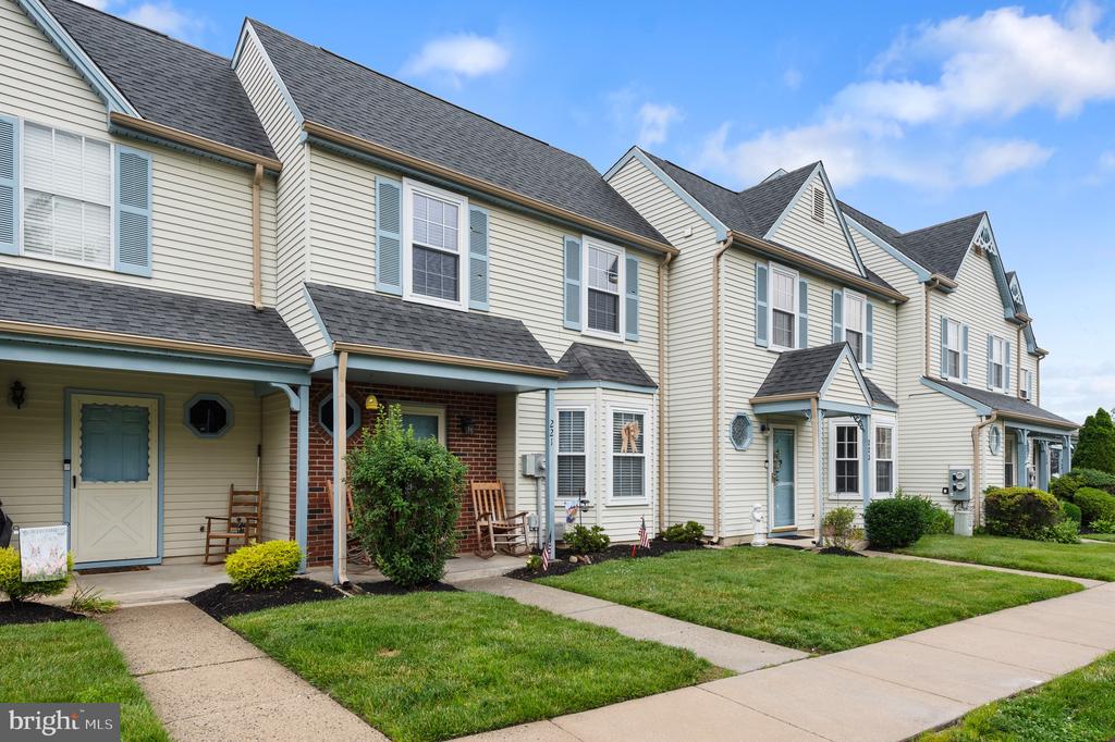 221 KNOLL DRIVE
