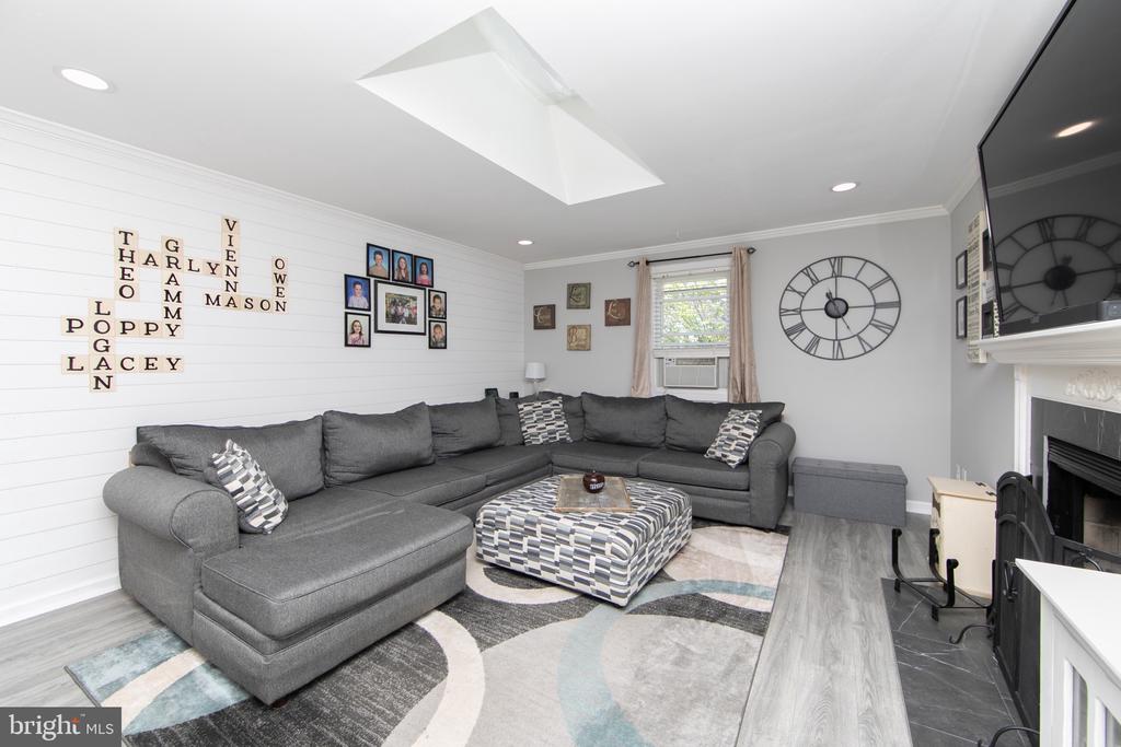 709 SHEPPARD AVENUE