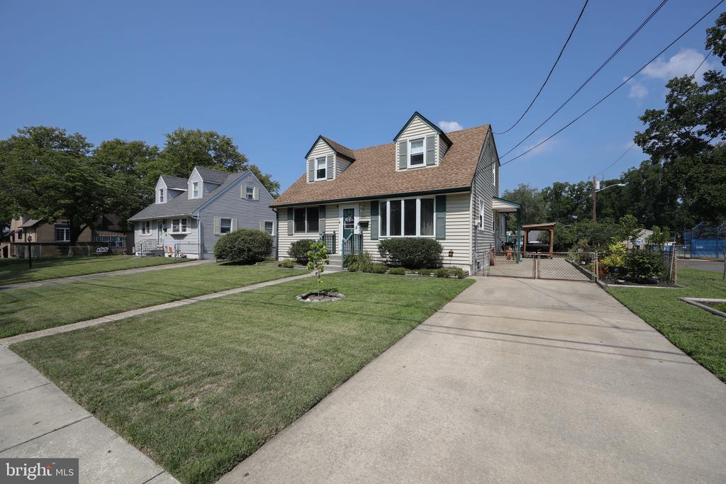 709 SHEPPARD AVENUE