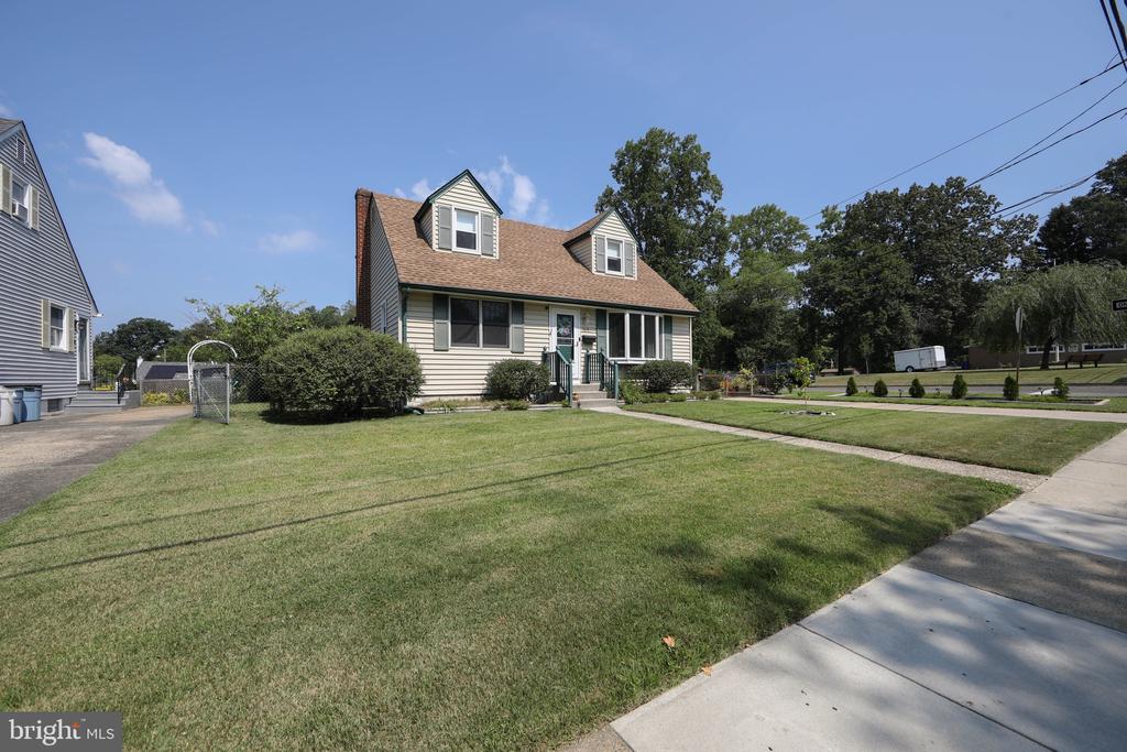 709 SHEPPARD AVENUE