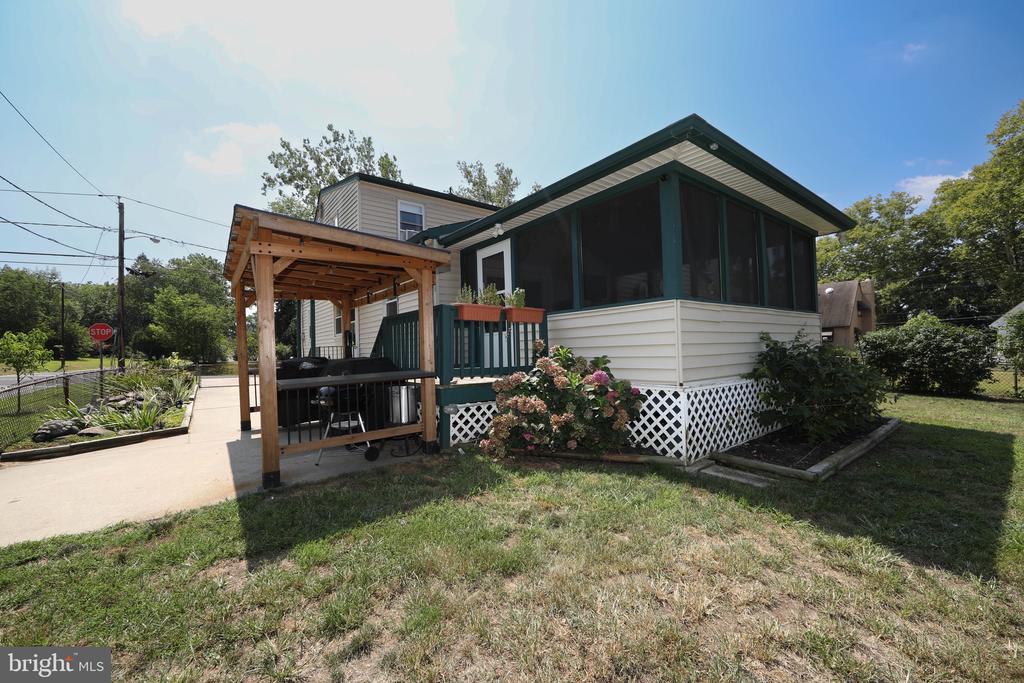 709 SHEPPARD AVENUE