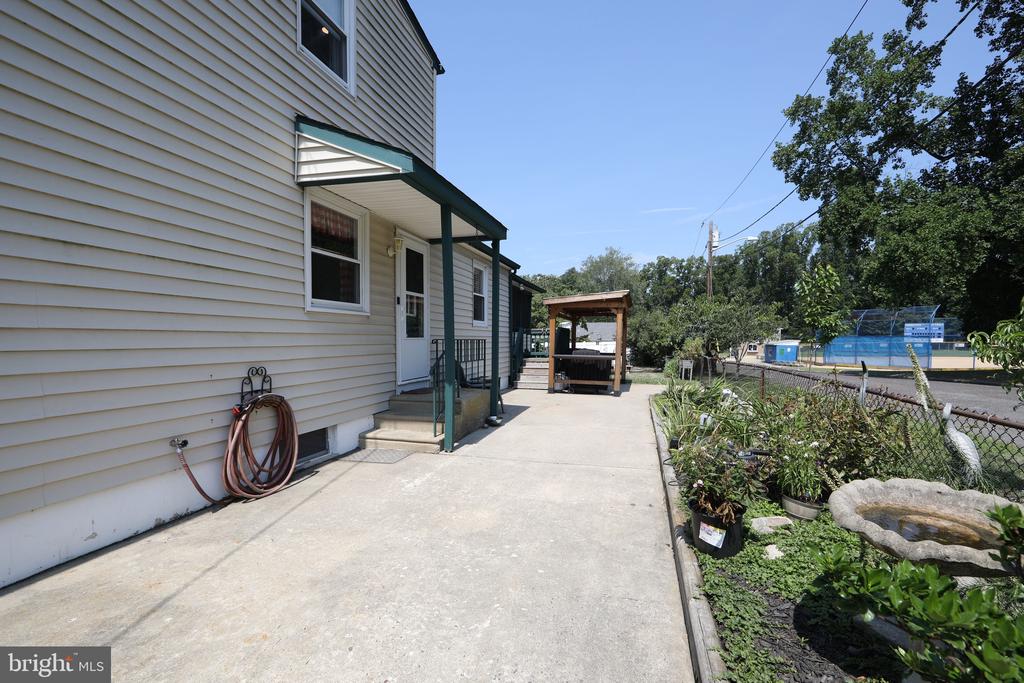 709 SHEPPARD AVENUE