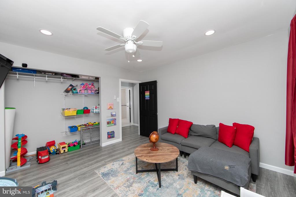 709 SHEPPARD AVENUE
