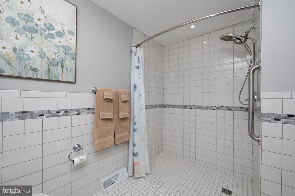 709 SHEPPARD AVENUE