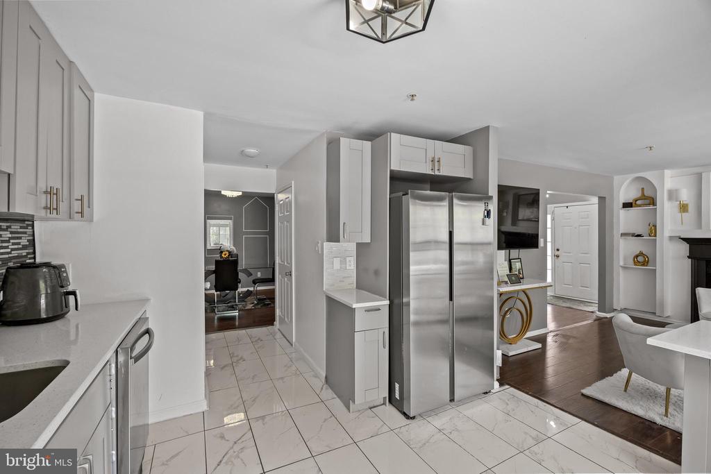 1102 TANGLEWOOD DR