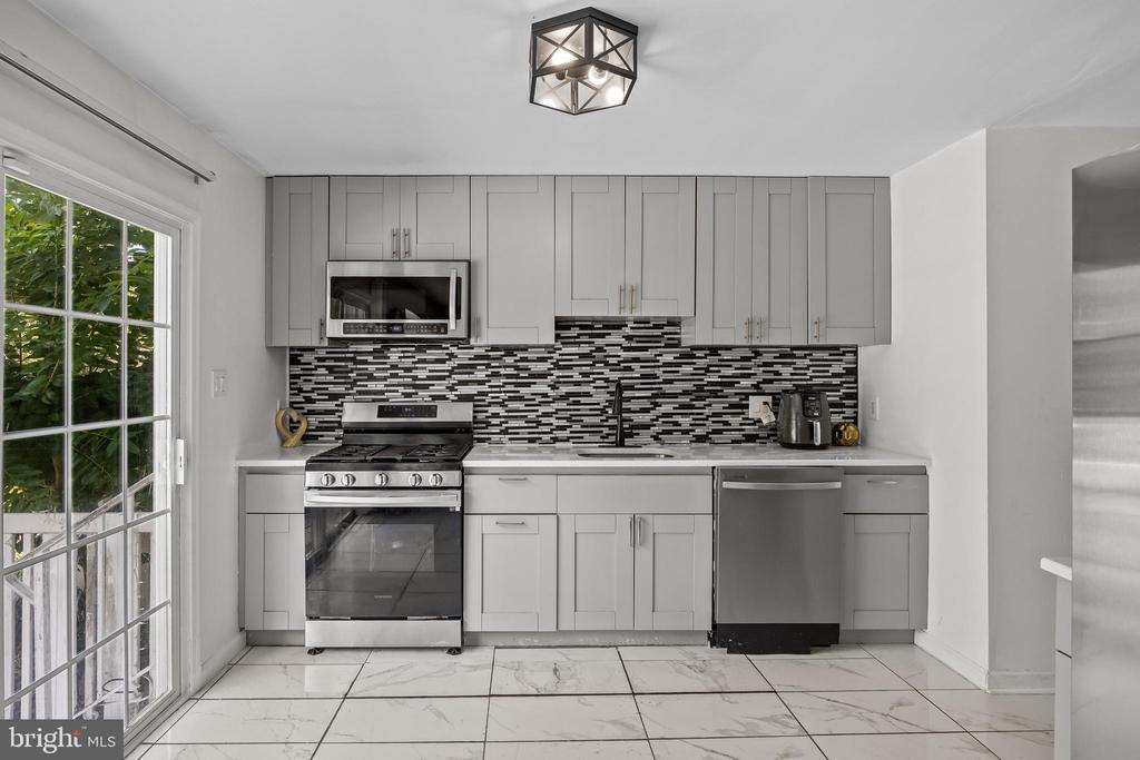 1102 TANGLEWOOD DR