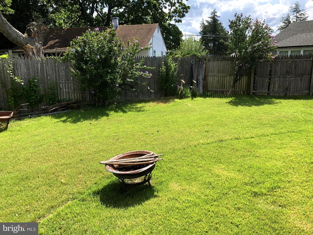 4 N WALNUT CIRCLE
