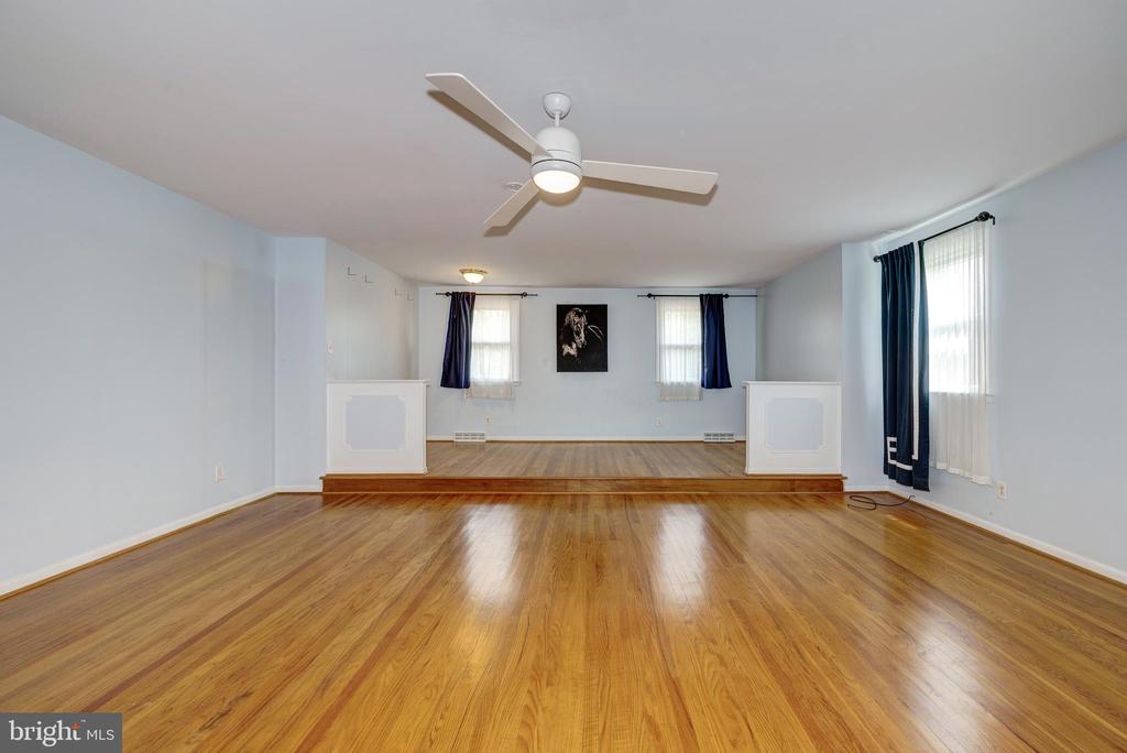 1368 BUNKER HILL DRIVE