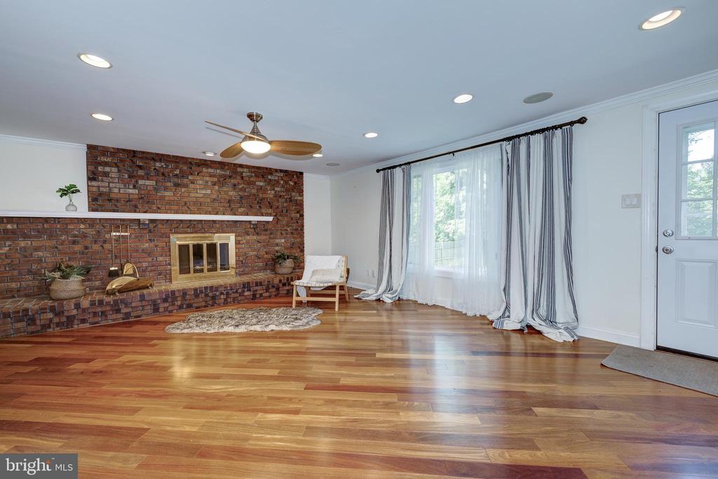 1368 BUNKER HILL DRIVE