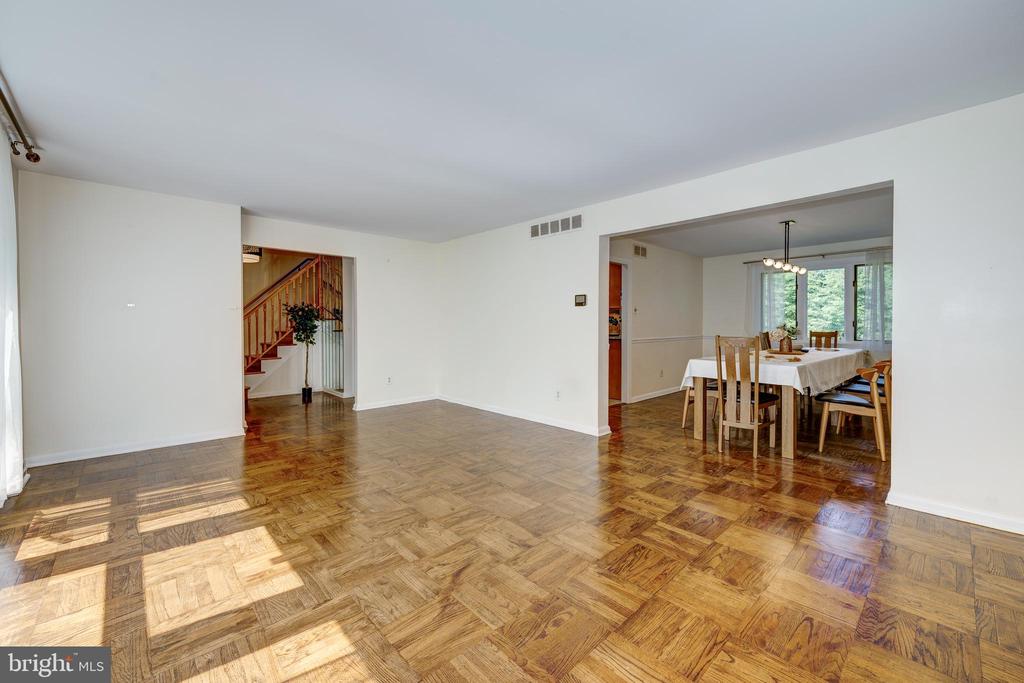 1368 BUNKER HILL DRIVE