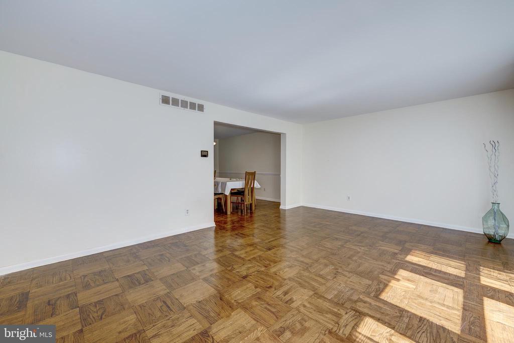 1368 BUNKER HILL DRIVE