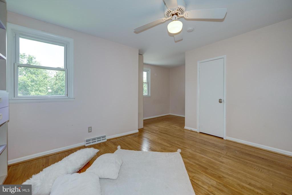 1368 BUNKER HILL DRIVE