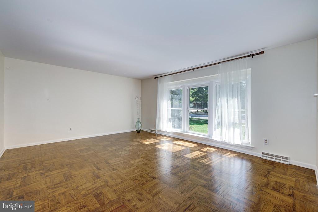 1368 BUNKER HILL DRIVE