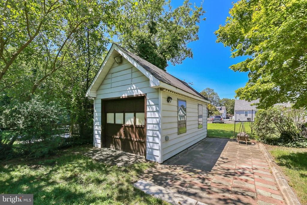 126 E LINDEN AVENUE