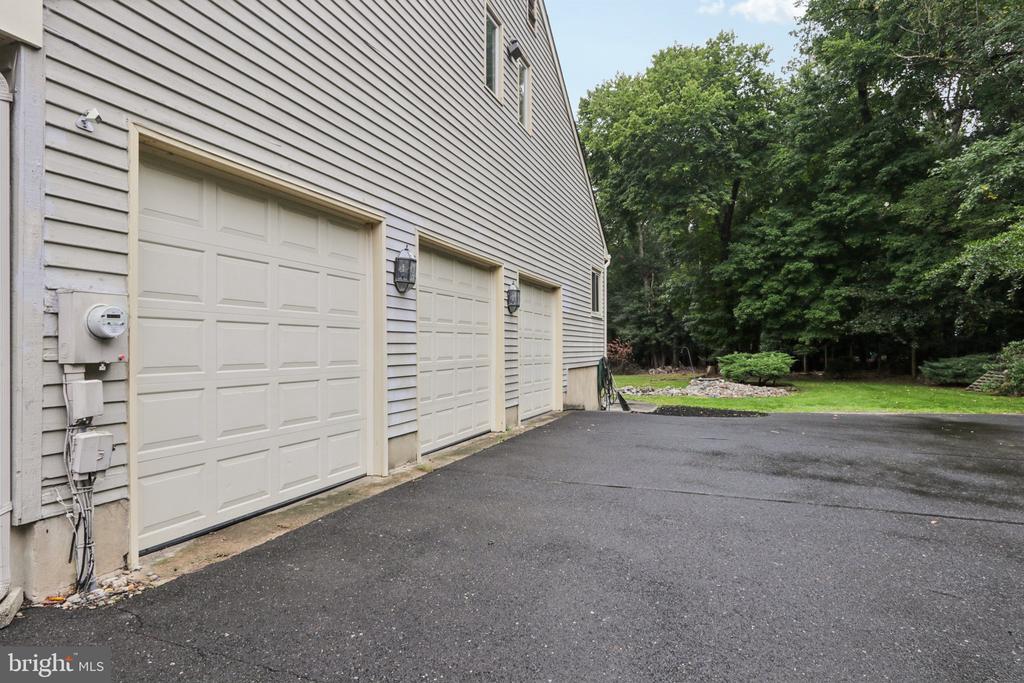 22 HOLLY OAK DRIVE