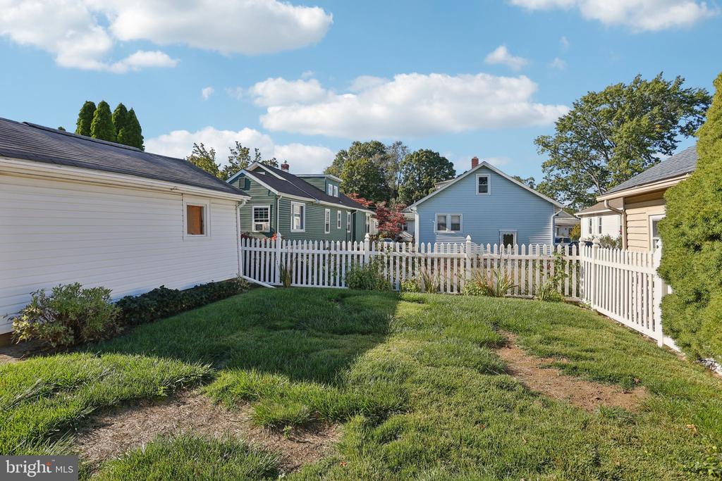 117 E HOLLY AVENUE
