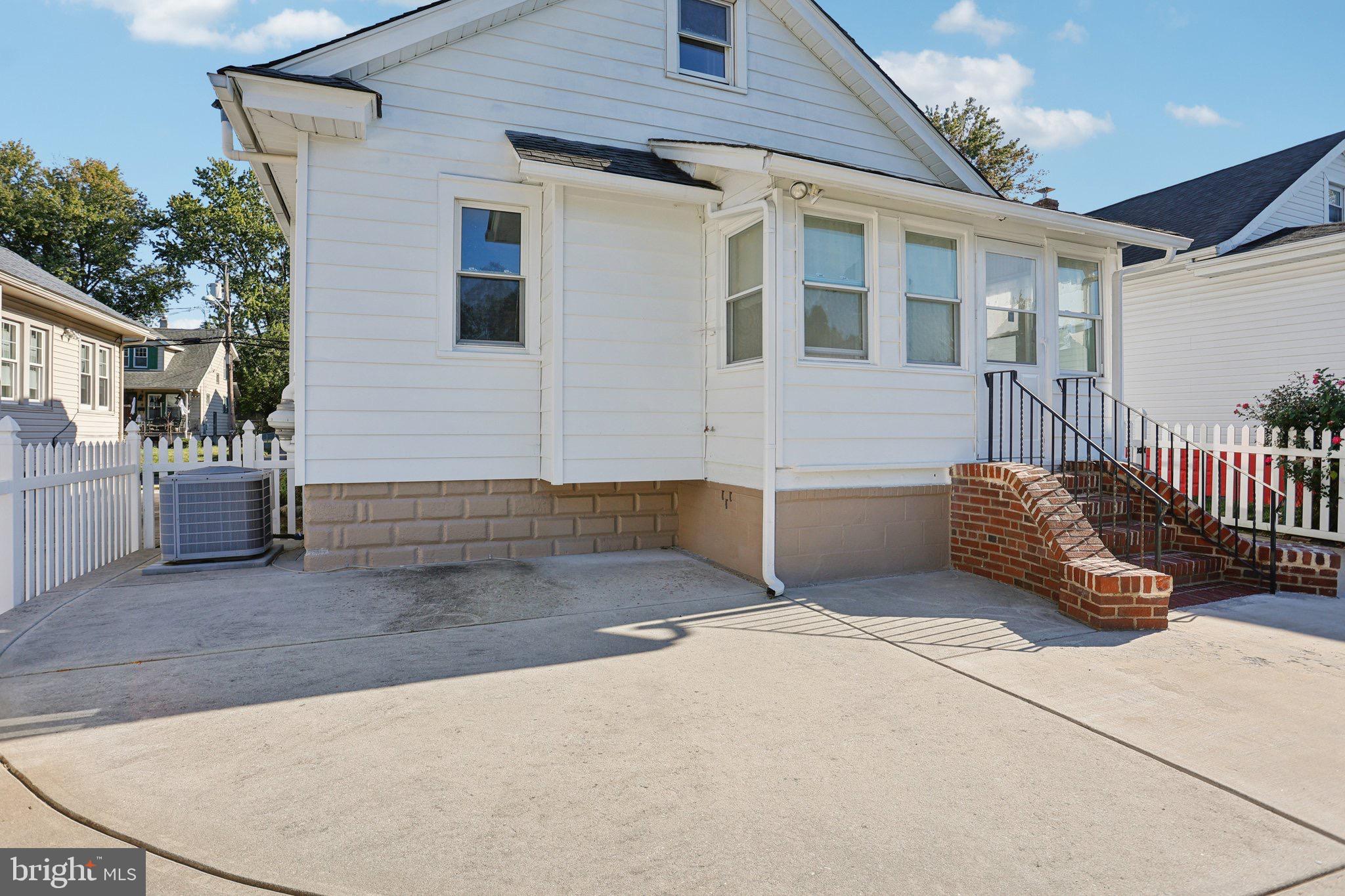 117 E HOLLY AVENUE