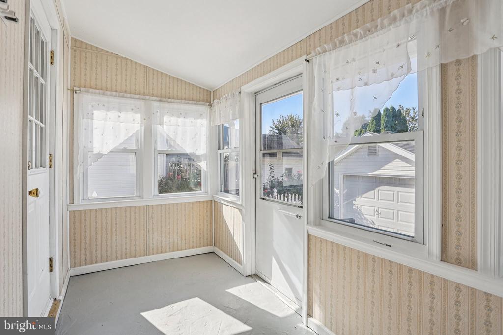 117 E HOLLY AVENUE