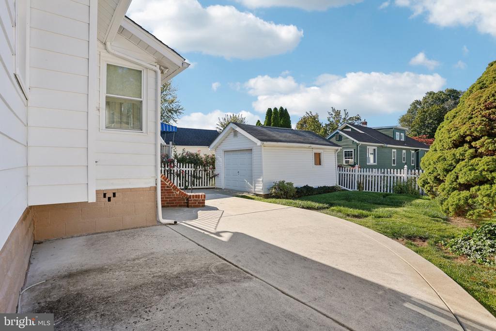 117 E HOLLY AVENUE