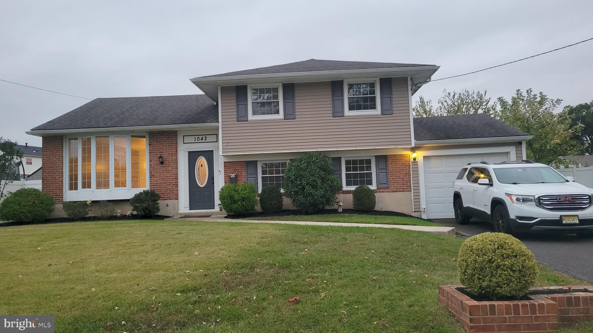 1042 SURREY ROAD