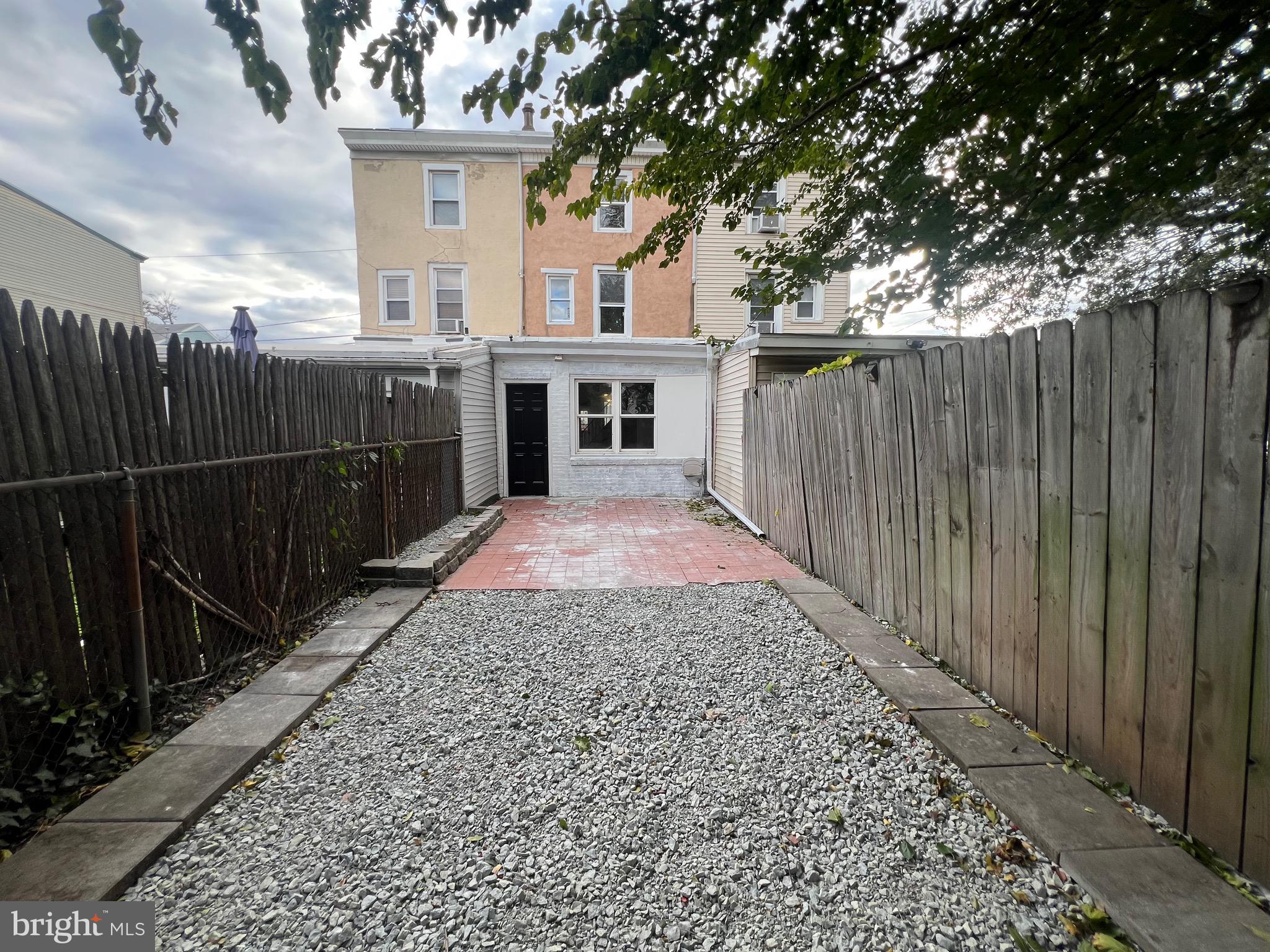 215 MIDDLESEX STREET