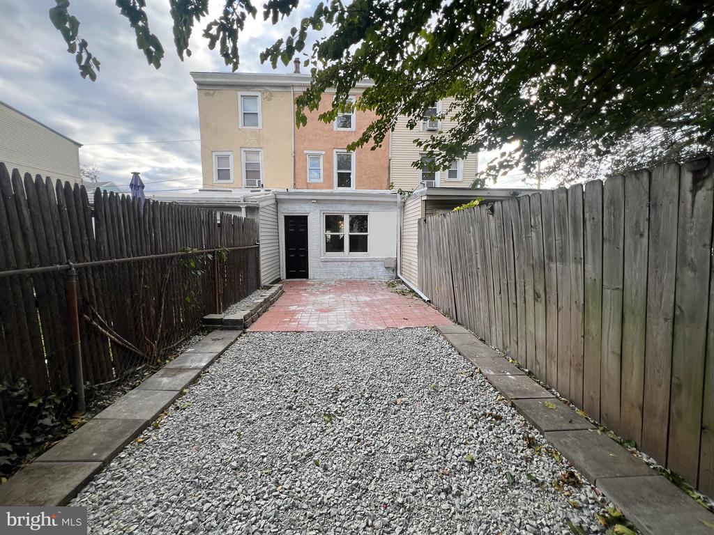 215 MIDDLESEX STREET