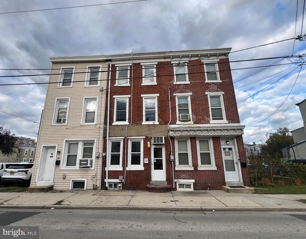 215 MIDDLESEX STREET