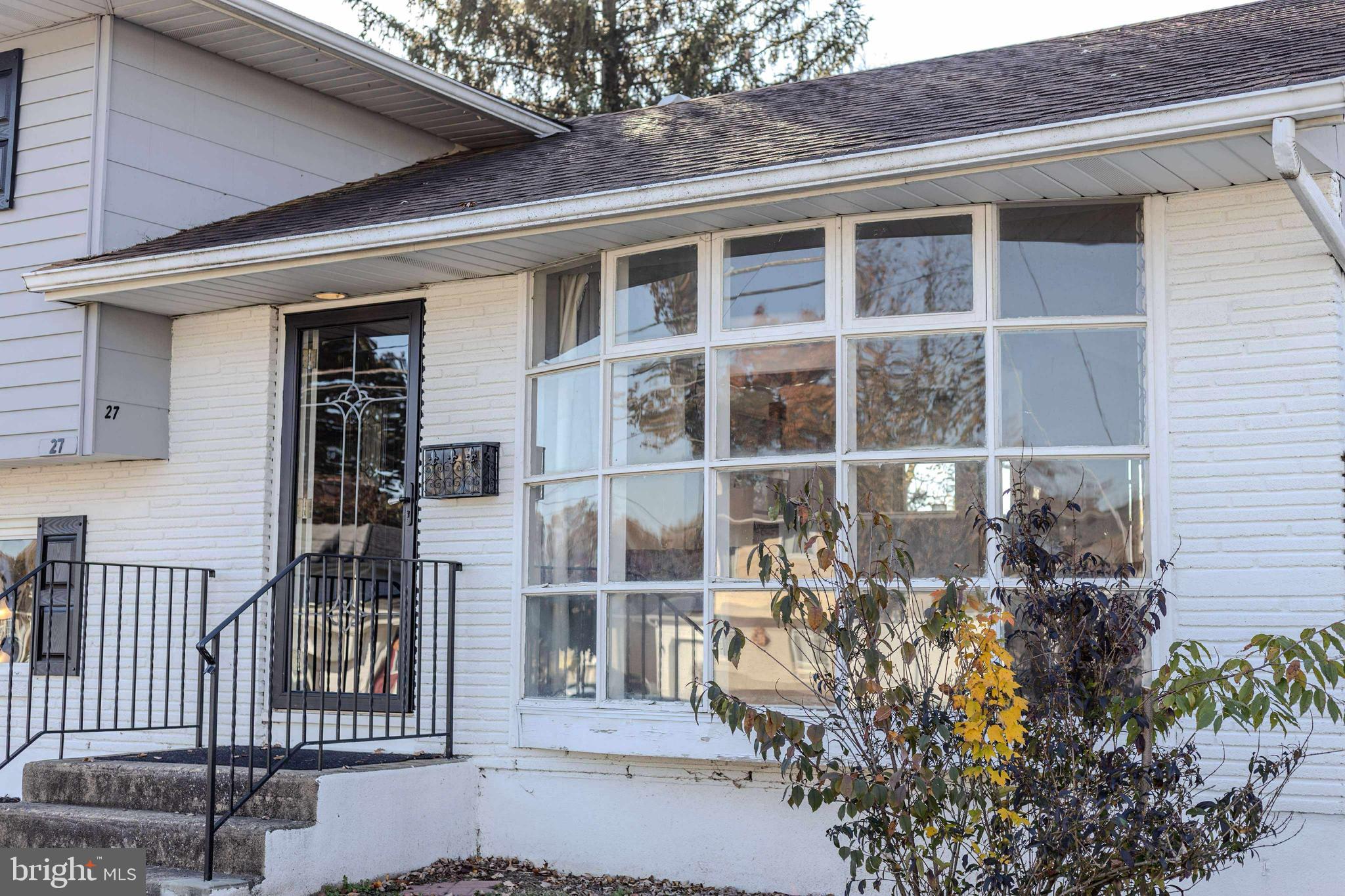 27 LILLIAN PLACE