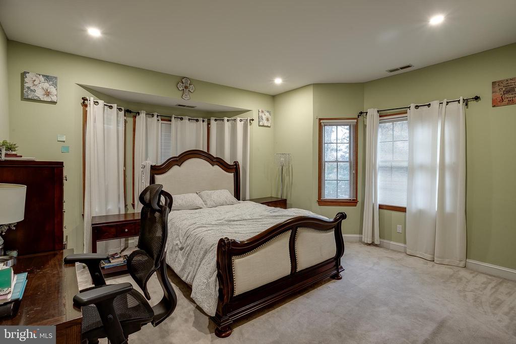 6 OAK RIDGE DRIVE