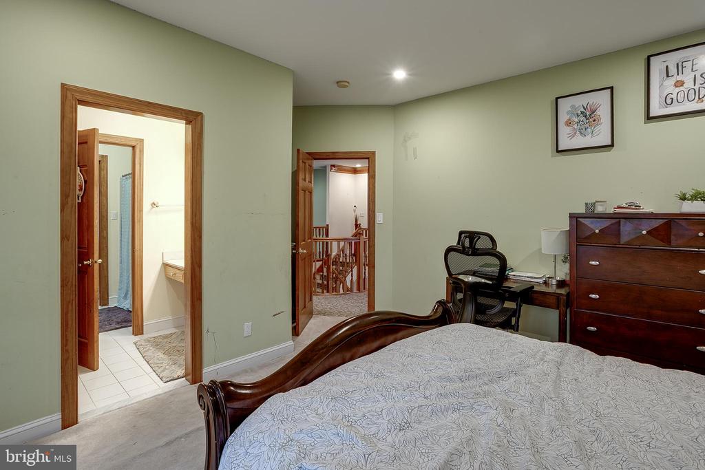 6 OAK RIDGE DRIVE