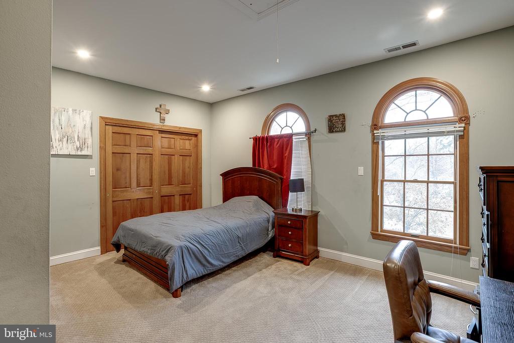 6 OAK RIDGE DRIVE