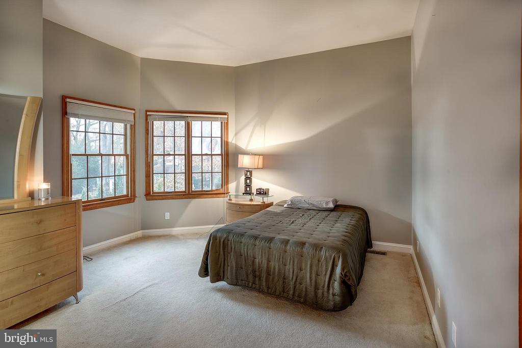 6 OAK RIDGE DRIVE