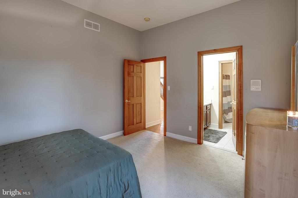 6 OAK RIDGE DRIVE