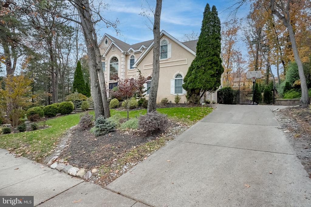 6 OAK RIDGE DRIVE