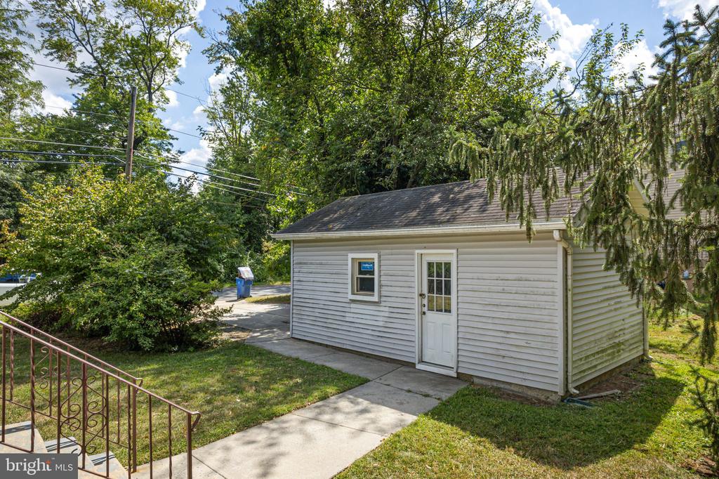 1615 CHAPEL AVENUE W
