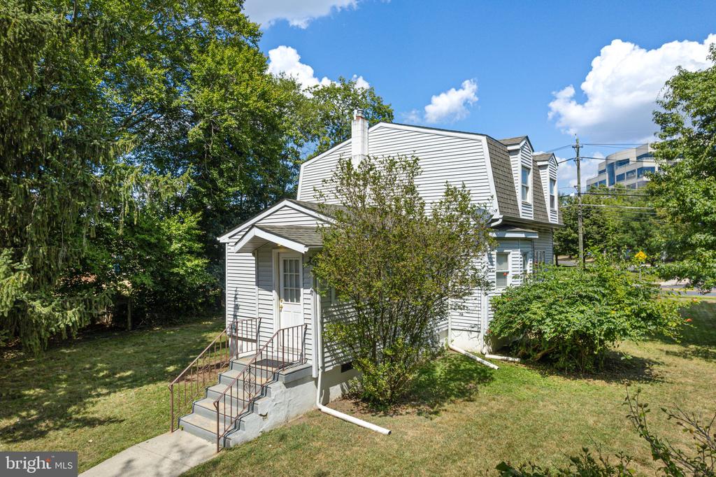 1615 CHAPEL AVENUE W