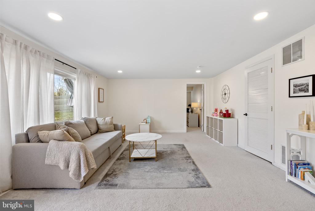 1502 RANDY LANE