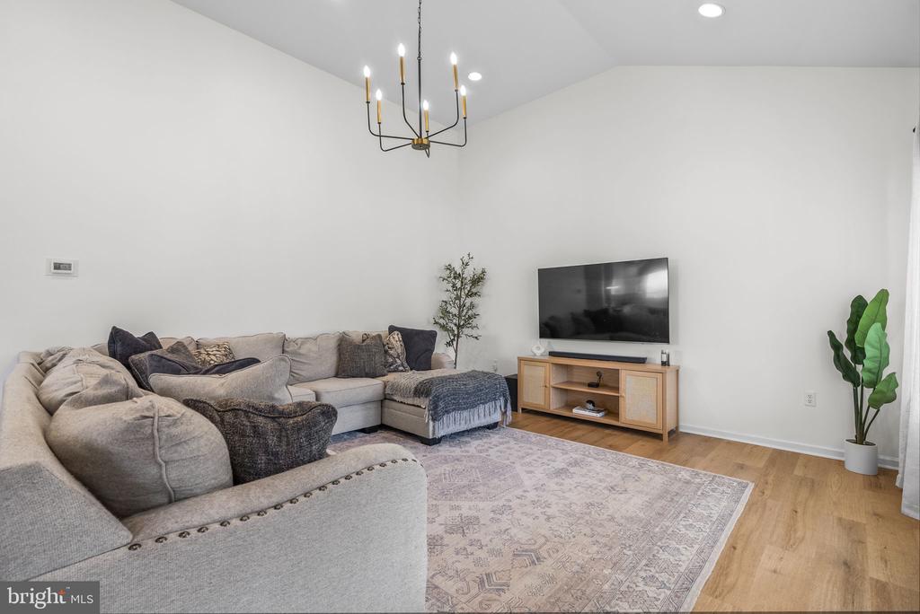 1502 RANDY LANE