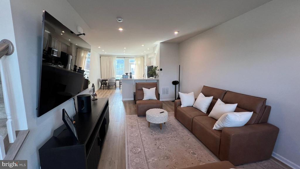 11 SIDNEY LANE