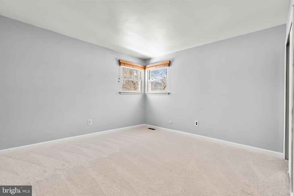 1525 SQUIRE LANE