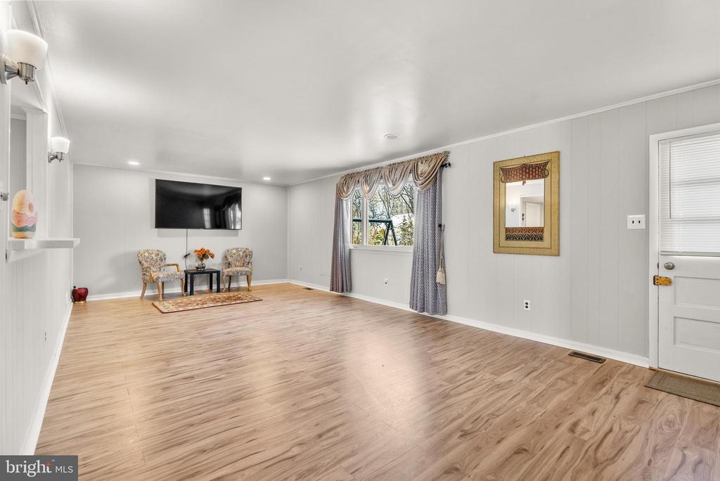 1525 SQUIRE LANE