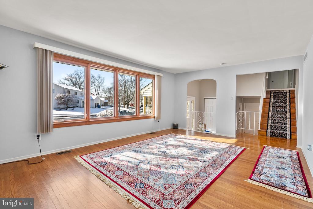 1525 SQUIRE LANE