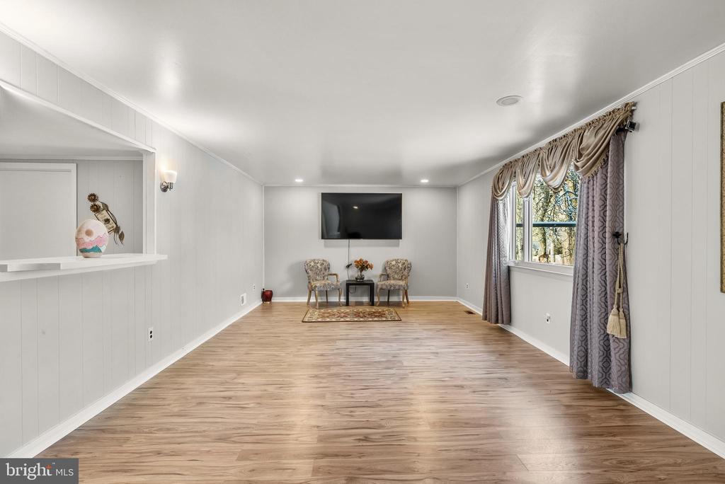 1525 SQUIRE LANE