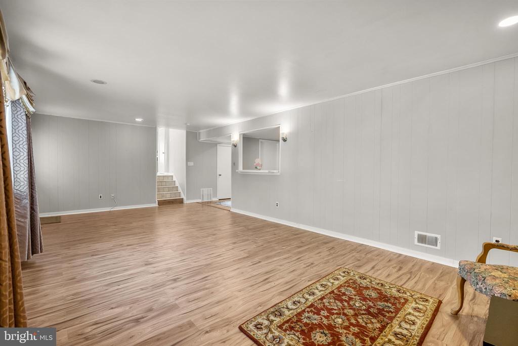 1525 SQUIRE LANE