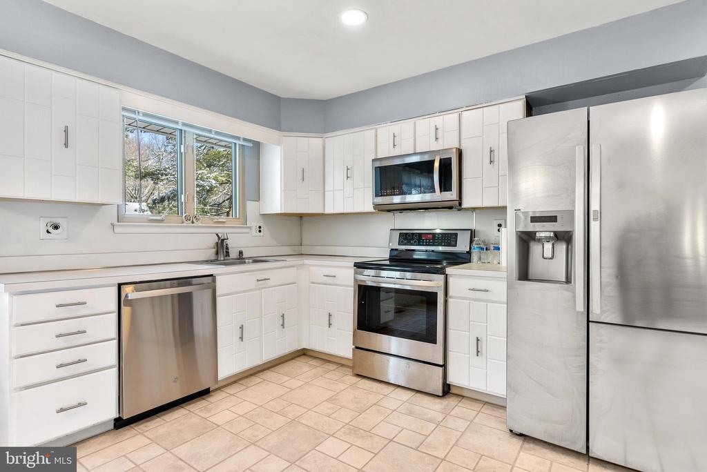 1525 SQUIRE LANE