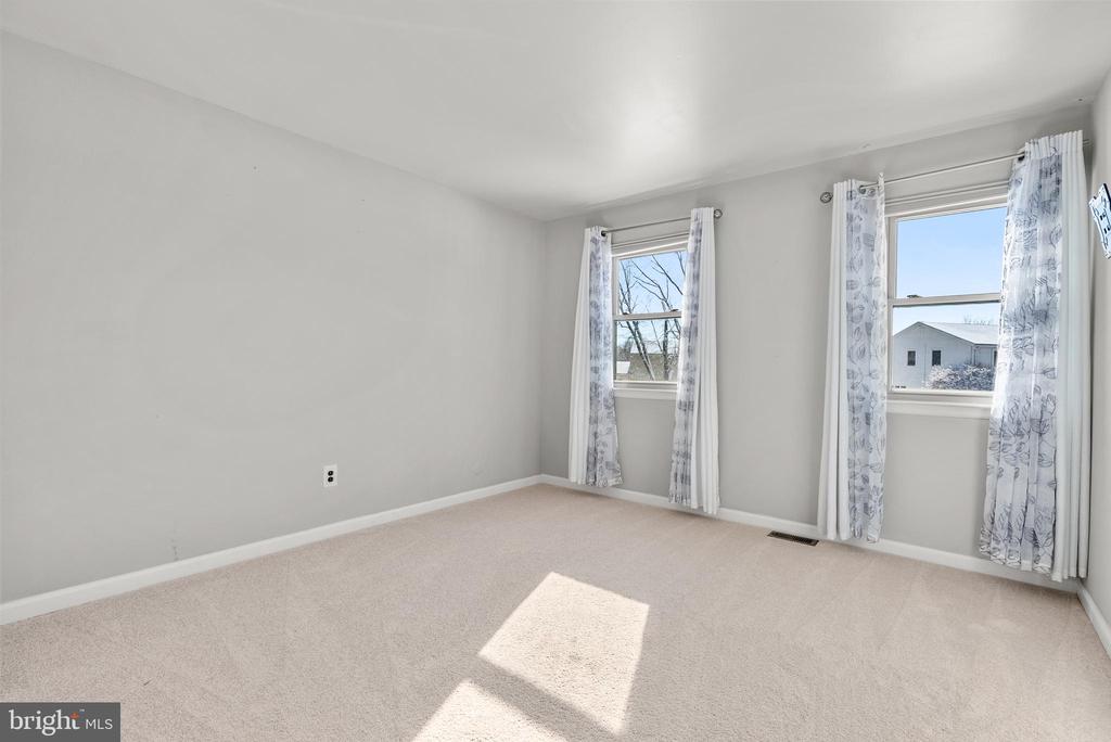 1525 SQUIRE LANE