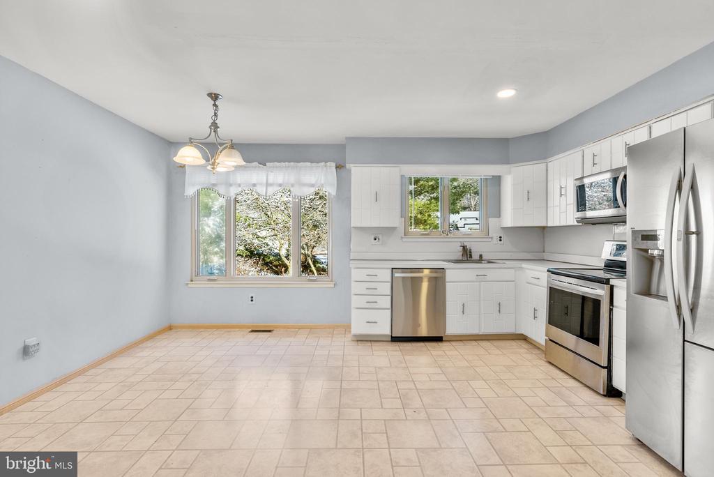 1525 SQUIRE LANE